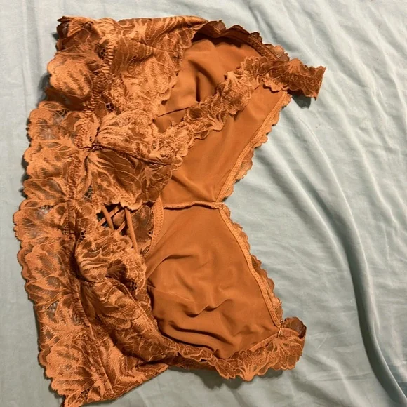 XL Maurice’s bra no padding. Tan. Lace. Elastic under bra area. Pretty. Nice - Picture 6 of 10
